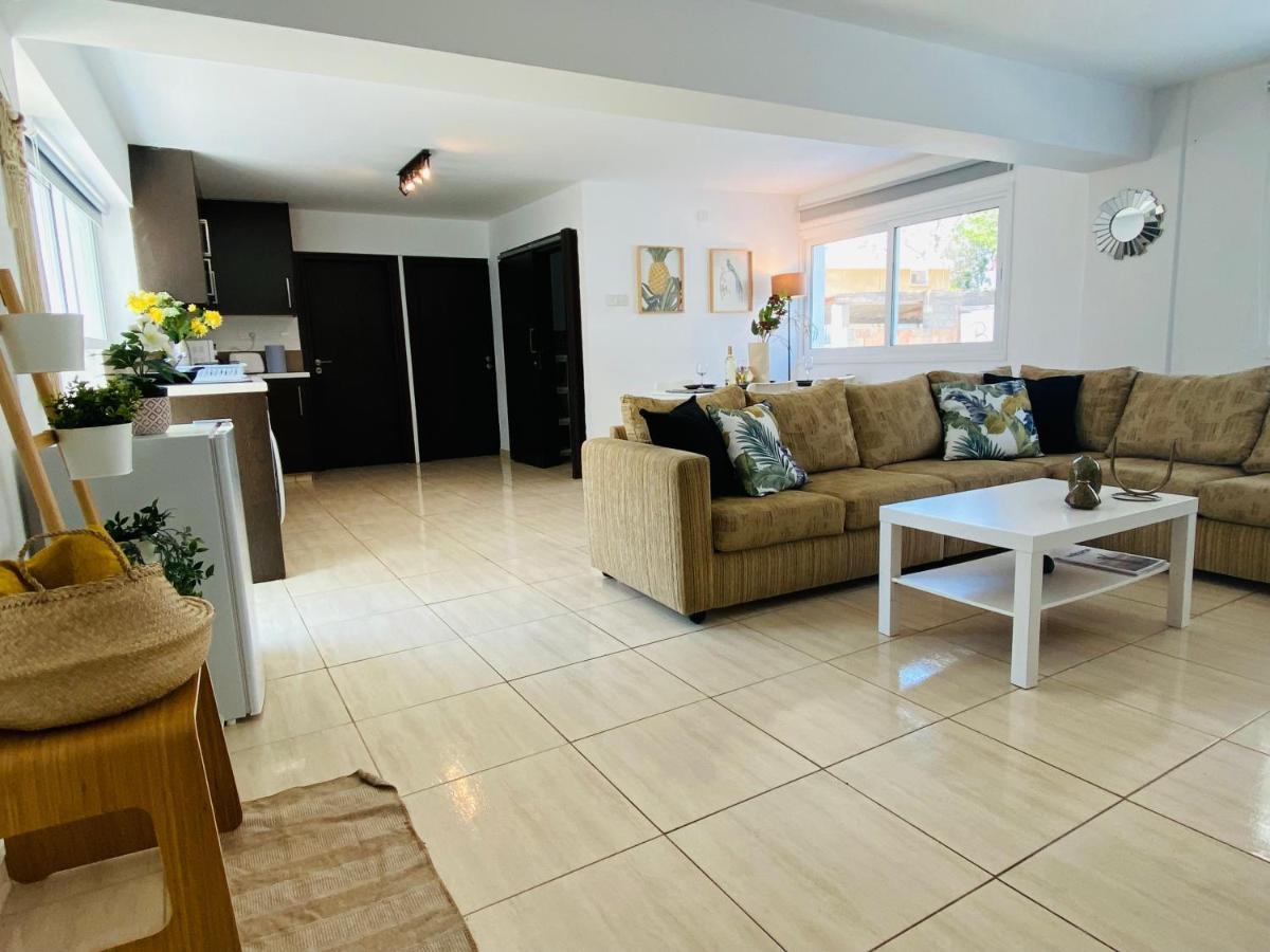 Serena'S 2-Br Apartment In Larnaka Exterior foto